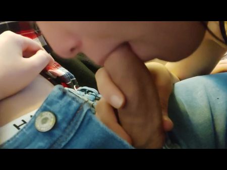 Hot Schulmädchen unterbricht ihren nerdigen Klassenkameraden, während er Videospiele spielt, weil sie nach der Schule ficken will 