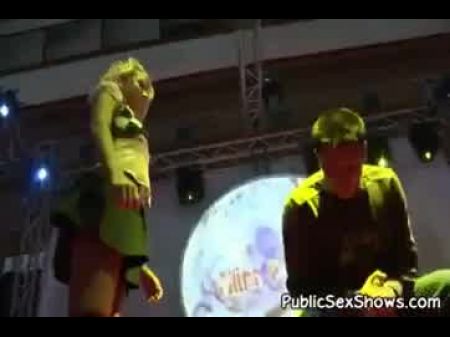 Schöner Stripper Macht Den Schwanz Eines Mannes Hart 