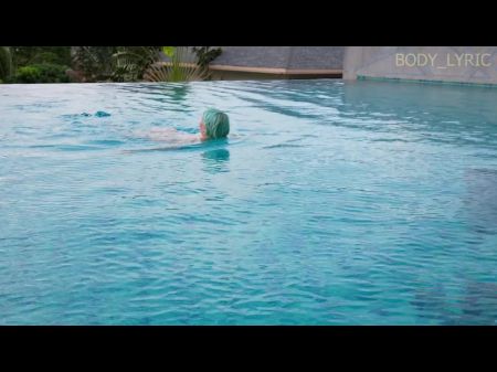 hermanastra en un nuevo traje de baño sedujo a su hermanastro 