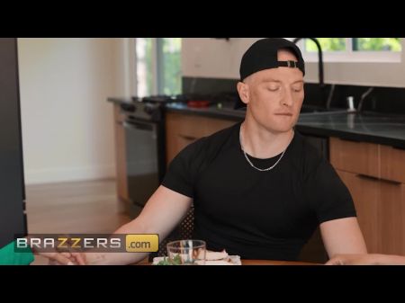 Sarah Illustrats Invita Por Error A Su Puesto De Noche Para Una Cena Y Poco Después De Que Terminen Follando 