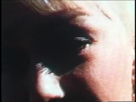 甜美美丽的金发女郎在客厅里他妈的