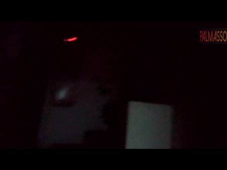 年轻人在妓院里拜访愤怒的拉丁裔，忘记了她是他的客户，然后在黑暗的房间里操她