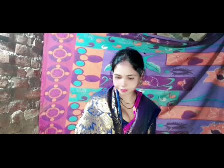 La hermosa novia en Banarasi Sare se divirtió mucho en la sala de sexo. 