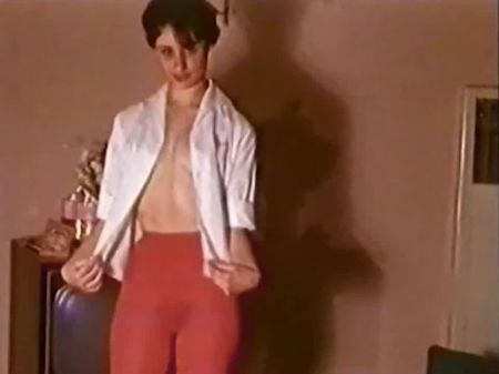 Vintage haarige Süße in roten Strumpfhosen macht Striptease 