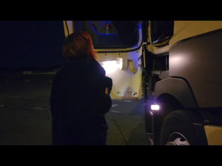 In Ausstellung ein LKW -Fahrer überrascht mich und fickt meine Muschi und meinen Arsch 