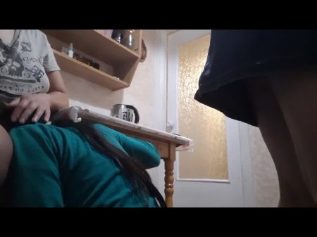 Быстрый рискованный секс с моей девушкой, пока моя мачеха готовит 