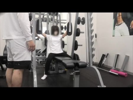 Sex mit einem Sporttrainer, einer hübschen Frau, die sich an seinem harten, dicken Schwanz Freude macht. 