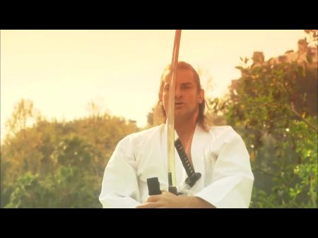 Samantha faz ruídos estrangulados, pois fica profundamente penetrada ao ar livre 