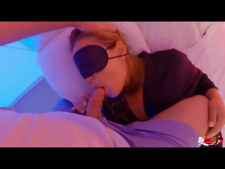 A madrasta nem sabia que ela chupou o pênis de seu enteado e engole seu esperma 