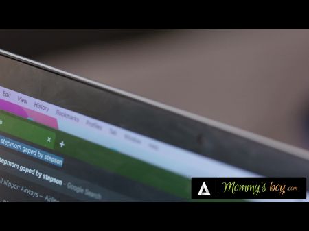 اكتشفت صبي الأم Milf Dee Williams سرها القذر وجربته على Gaping الشرج 