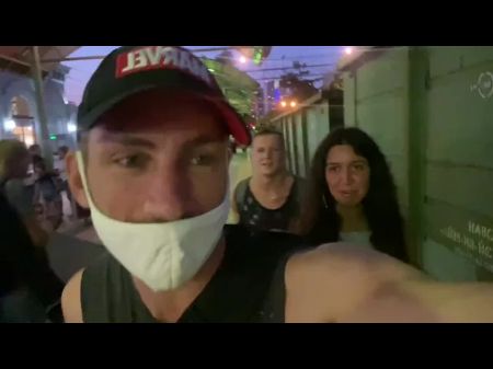 2 Jungs haben einen Mitreisenden wegen eines Blowjobs im Zug betrogen 