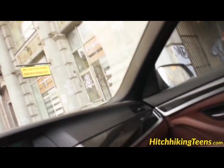 Hermoso autoestopista sabe el semen caliente durante su viaje gratis 