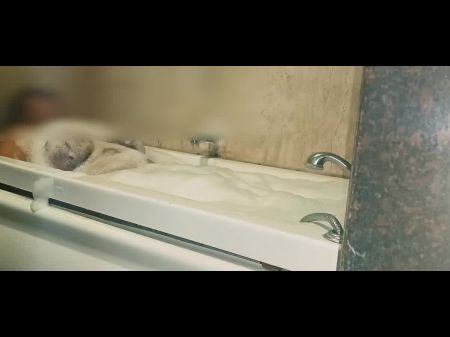 La tía de BBW india tomando ducha en la bañera que muestra sus enormes tetas y culo 