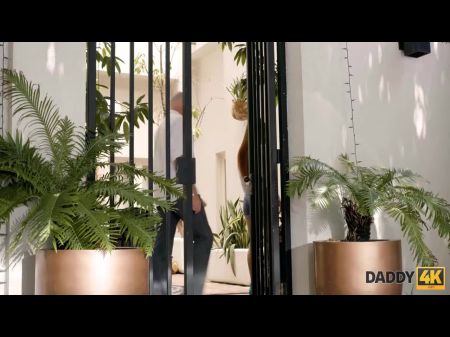 Daddy4k. Rich Guy spielt die winzige Freundin des Sohnes 