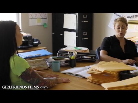 Apilado el coño de Delincent comido por el oficial de libertad condicional lesbiana 