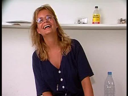 Mummy Mit Riesem Busch Fingert Sich Selbst