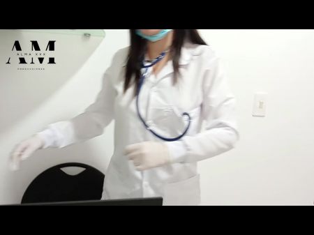 Мой доктор глотает весь мой член в ее офисе 