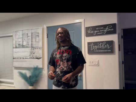 O entregador se pega em uma situação pegajosa quando o cliente com tesão multada no atraente 