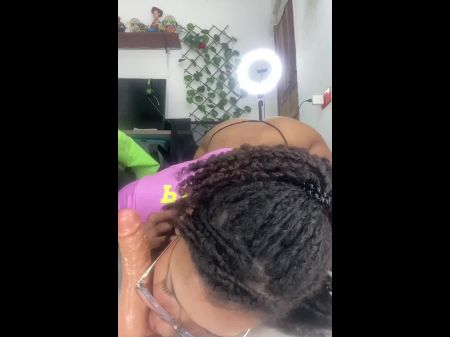 Garota com Big Ass Bords com um pau enquanto gemia 