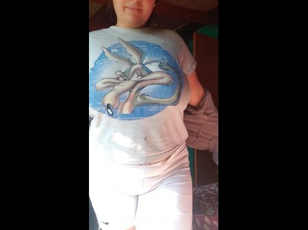 Las Tetonas Tiras Adolescentes Frente A La Cámara Revelando Su Hermoso Cuerpo 