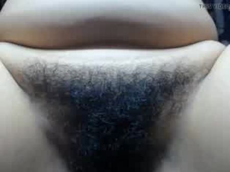 Mamá Madura Muestra Su Coño Peludo De Cerca 