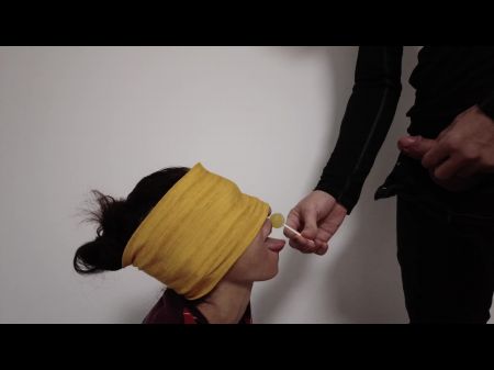 Ratet Das Geschmacksspiel. Blindbund Gefaltet Schmeckt Lollipop, Schwanz Und Sperma In Einer Mahlzeit. 
