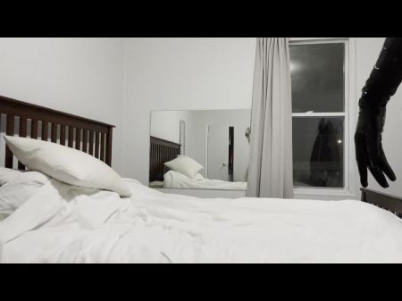 Schöne Blondine fickt in Oberschenkel hohen Stiefeln 