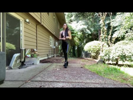Schlebtige Leder -Leggings Schlampe mit Tattoos und saftiger Arsch 