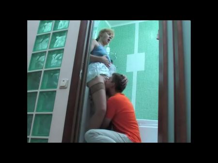 La licenciosa mamá rusa Emilia folla Cunt Hunter Arthur 1 