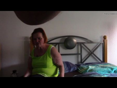 La prostituta cachonda golpea la polla perforada e inyectada en la boca 