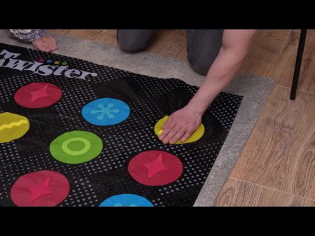 O cara enorme pau transforma o Twister de olhos vendados em sexo duro durty 