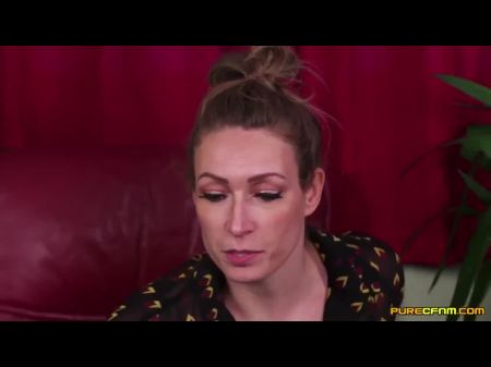 Georgie Lyall & Ava Austin Wichsen Ihren Freund Auf Dem Sofa 