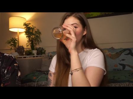 Mädchen saugt und fickt dann mit einem Kerl 