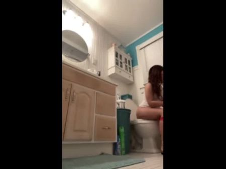 Chica adolescente sentada en el baño 