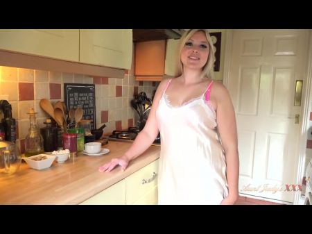 Auntjudysxxx Su tetona esposa BBW Charlie Rae chupa tu polla en la cocina (POV) 
