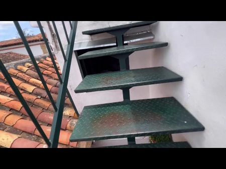 يستفيد ابنة زوجي من حقيقة أننا وحدنا في الفندق ويدعوني إلى الغرفة. 