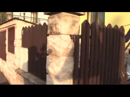 الجمال ذو الشعر الداكن يحصل على قطعها المبللة والبلل على الأريكة. 