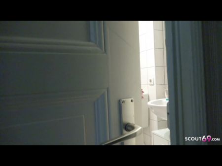 La hermana atrapó a Step Bro, olfate las bragas y ayuda con la mamada 