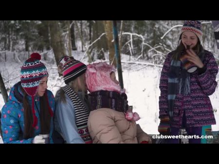 Conejos Calientes Jorobando En La Nieve 