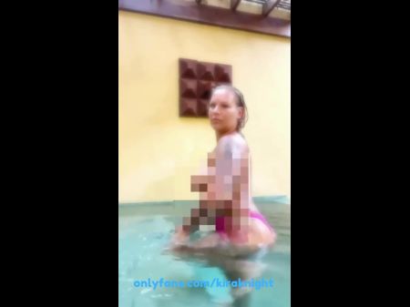 Modelo de Instagram Kiraknight20 atrapado Folteado Fuente en la piscina 