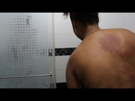 أختني يستيقظ ويريدني أن أمارس الجنس معها في الحمام 