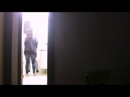 Sie gibt ihrer Freundin einen Blowjob, während ihr Mann eine Serie im Fernsehen sieht. 