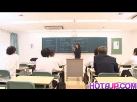 Ruri Saijo reibt Fotze mit Obst im Klassenzimmer 