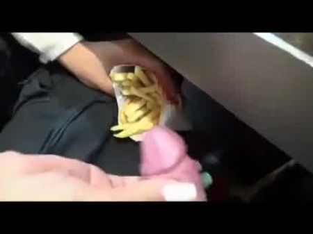 فتاة ذات مسامير طويلة لديها عمل لطيف في MC Donald ، S 