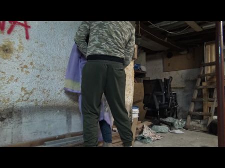 Amerikanischer Soldat verdammt arabisches Mädchen und macht sehr seltsame Klänge 