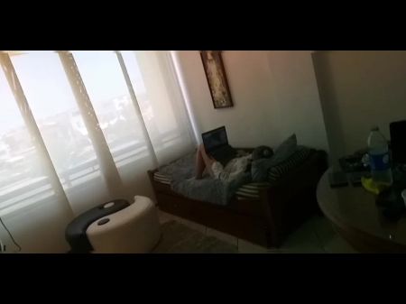 Mi prima viene a visitar, se queda la noche y la veo masturbándose mientras veo porno 