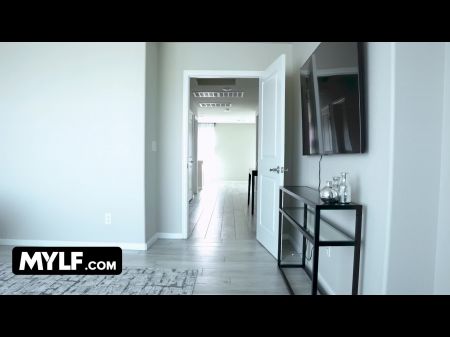 horrorizado a la madrastra se apodera a su hijastro tocándose mientras su hermanastra baila en la cama 