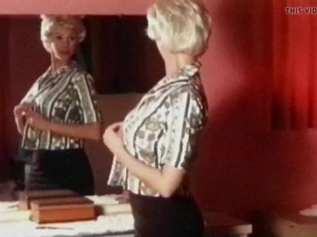Que Sera Sera Vintage 60s Busty Blonde zieht sich aus 