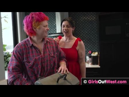 Hirsute Lesbian mit Big Clitoris Fucks Heißes rasiertes Milf 