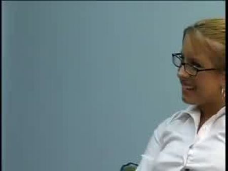 Grupo de secretarios tienen sus pies chupados por un tipo sumiso 